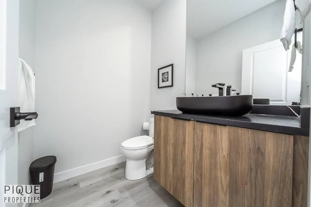 Holiday home *New*Luxury Living*King Bed*Ac&Fireplace*Sleeps13! Edmonton